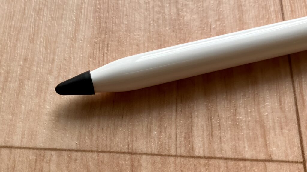 シリコン製ペン先カバーをつけたApple Pencil